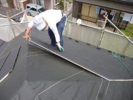 千葉県柏市I様邸の外壁塗装と屋根塗装工程：本体と雪止めの設置