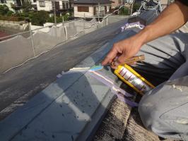 千葉県我孫子市の屋根塗装工程の棟包みのコーキング(ならし/完成)
