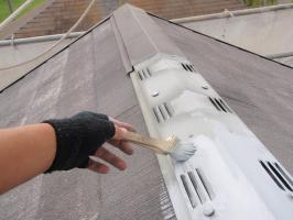 茨城県取手市T様邸の外壁塗装と屋根塗装工程：板金部の下塗り