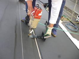 千葉県柏市I様邸の外壁塗装と屋根塗装工程：本体と雪止めの設置