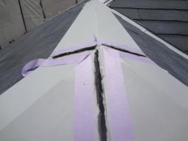 千葉県松戸市S様邸の外壁塗装と屋根塗装工程：棟包みのコーキング打ち替え（撤去）