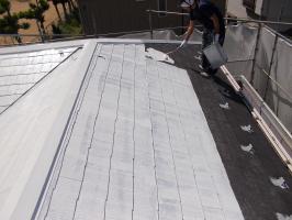 千葉県柏市N様邸の外壁塗装と屋根塗装工程：下塗り２回目（サーモアイシーラー）