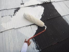 千葉県船橋市の屋根塗装工程の下塗り（サーモアイシーラー）