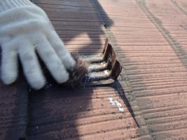 茨城県取手市M様邸の外壁塗装と屋根塗装工程：雪止めの下塗り(防錆プライマー)