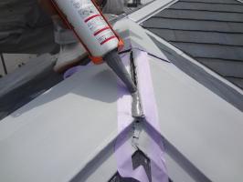 千葉県松戸市S様邸の外壁塗装と屋根塗装工程：棟包みのコーキング打ち替え（打ち込み）