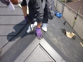 千葉県柏市I様邸の外壁塗装と屋根塗装工程：棟部分の取付