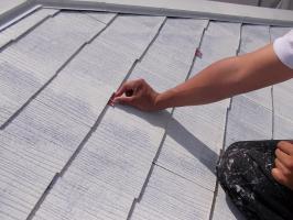 千葉県柏市N様邸の外壁塗装と屋根塗装工程：縁切り材の挿入（タスペーサー）
