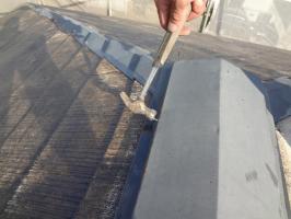 千葉県我孫子市の屋根塗装工程の棟包みの釘の打ち込み