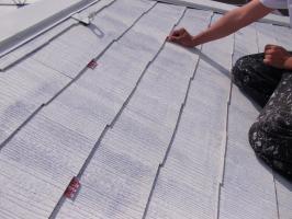 千葉県柏市N様邸の外壁塗装と屋根塗装工程：縁切り材の挿入（タスペーサー）