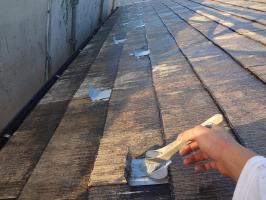 千葉県我孫子市の屋根塗装工程の雪止めの下塗り(防錆プライマー)