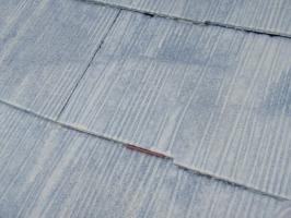 茨城県取手市T様邸の外壁塗装と屋根塗装工程：縁切り材の挿入（タスペーサー）