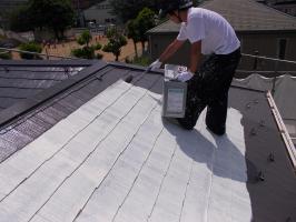 千葉県柏市N様邸の外壁塗装と屋根塗装工程：上塗り1回目（サーモアイ4F）