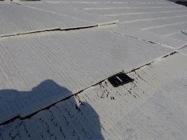 茨城県取手市M様邸の外壁塗装と屋根塗装工程：縁切り材の挿入（タスペーサー）