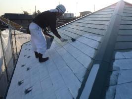千葉県松戸市の屋根塗装工程の上塗り1回目（サーモアイSi）