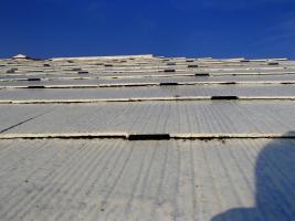 茨城県取手市M様邸の外壁塗装と屋根塗装工程：縁切り材の挿入（タスペーサー）