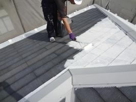 千葉県松戸市S様邸の外壁塗装と屋根塗装工程：下塗り1回目（サーモアイシーラー）