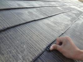 千葉県我孫子市の屋根塗装工程の縁切り材の挿入（タスペーサー）