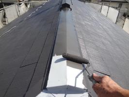 千葉県我孫子市の屋根塗装工程の上塗り1回目（水性シリコンベストⅡ）