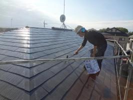 千葉県我孫子市の屋根塗装工程の上塗り2回目（水性シリコンベストⅡ）