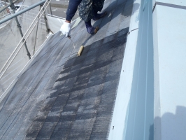 千葉県柏市O様邸の外壁塗装と屋根塗装工程：下塗り（浸透性下地強化シーラー）１～２回塗り