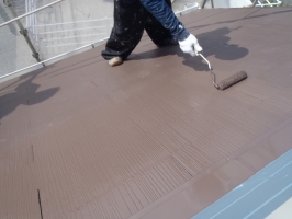 千葉県柏市O様邸の外壁塗装と屋根塗装工程：上塗り2回目 （ファインシリコンベスト）