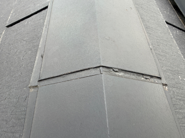 柏市外壁屋根塗装　シャイン　外壁塗装　リファイン　アステックペイント　定期点検　訪問業者　飛び込み業者　シーリング　コーキング　棟板金　屋根塗装　鳥によるシーリング不具合　ソーラーパネル