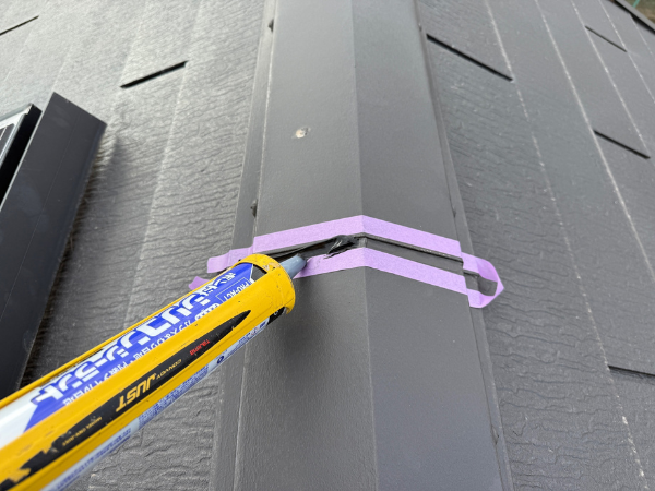 柏市外壁屋根塗装　シャイン　外壁塗装　リファイン　アステックペイント　定期点検　訪問業者　飛び込み業者　シーリング　コーキング　棟板金　屋根塗装　鳥によるシーリング不具合　ソーラーパネル