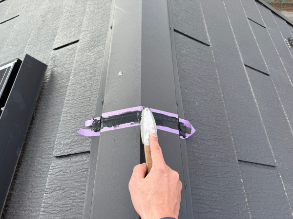 柏市外壁屋根塗装　シャイン　外壁塗装　リファイン　アステックペイント　定期点検　訪問業者　飛び込み業者　シーリング　コーキング　棟板金　屋根塗装　鳥によるシーリング不具合　ソーラーパネル