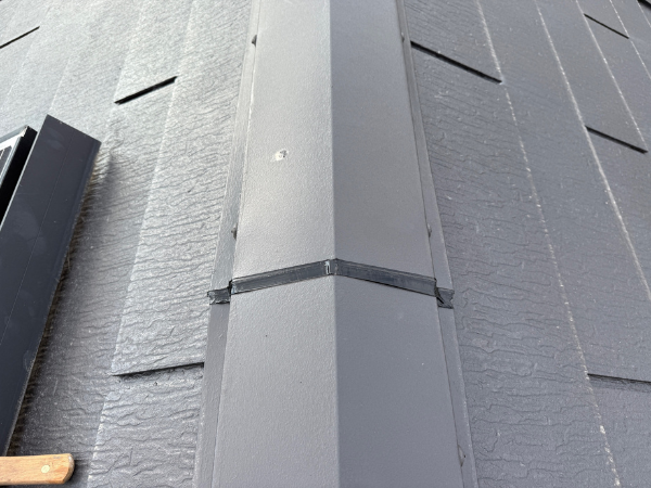 柏市外壁屋根塗装　シャイン　外壁塗装　リファイン　アステックペイント　定期点検　訪問業者　飛び込み業者　シーリング　コーキング　棟板金　屋根塗装　鳥によるシーリング不具合　ソーラーパネル