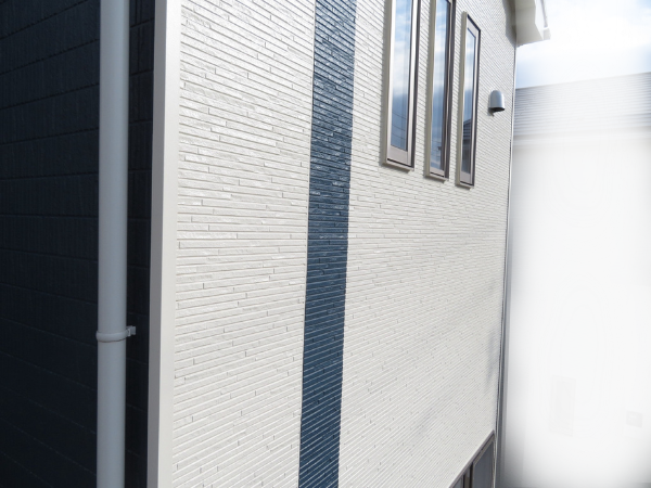 柏市外壁屋根塗装　シャイン　外壁塗装　リファイン　アステックペイント　定期点検　訪問業者　飛び込み業者　シーリング　コーキング　棟板金　屋根塗装　鳥によるシーリング不具合　ソーラーパネル