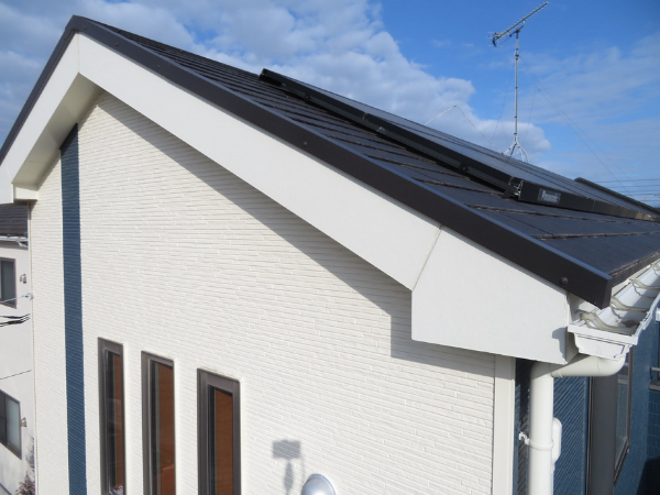 柏市外壁屋根塗装　シャイン　外壁塗装　リファイン　アステックペイント　定期点検　訪問業者　飛び込み業者　シーリング　コーキング　棟板金　屋根塗装　鳥によるシーリング不具合　ソーラーパネル