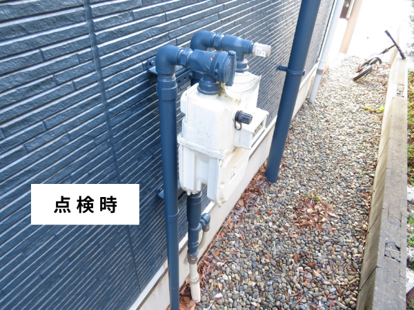 柏市外壁屋根塗装　シャイン　外壁塗装　リファイン　アステックペイント　定期点検　訪問業者　飛び込み業者　シーリング　コーキング　棟板金　屋根塗装　鳥によるシーリング不具合　ソーラーパネル